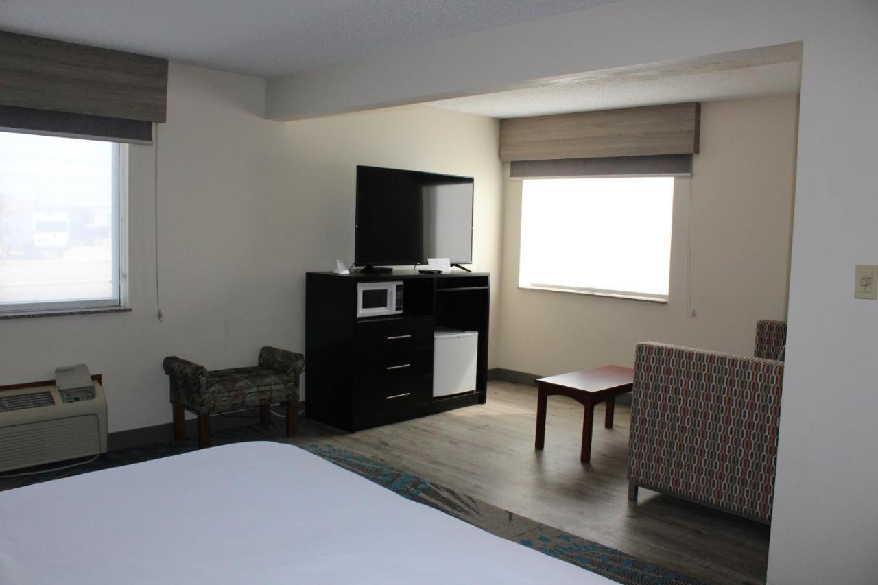 Reston Inn & Suites Spencer Exteriör bild